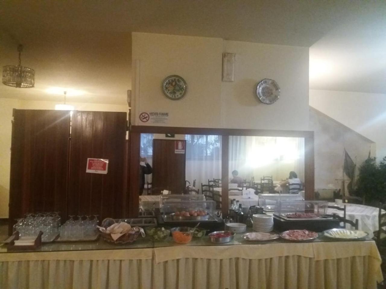 Columbus Urban Resort Φλωρεντία Εξωτερικό φωτογραφία A buffet in a restaurant