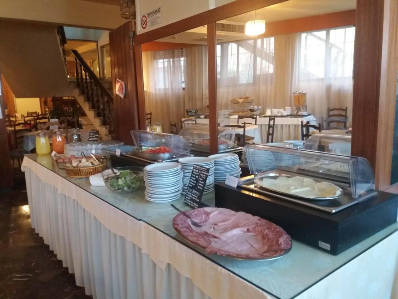 Columbus Urban Resort Φλωρεντία Εξωτερικό φωτογραφία A buffet at a hotel