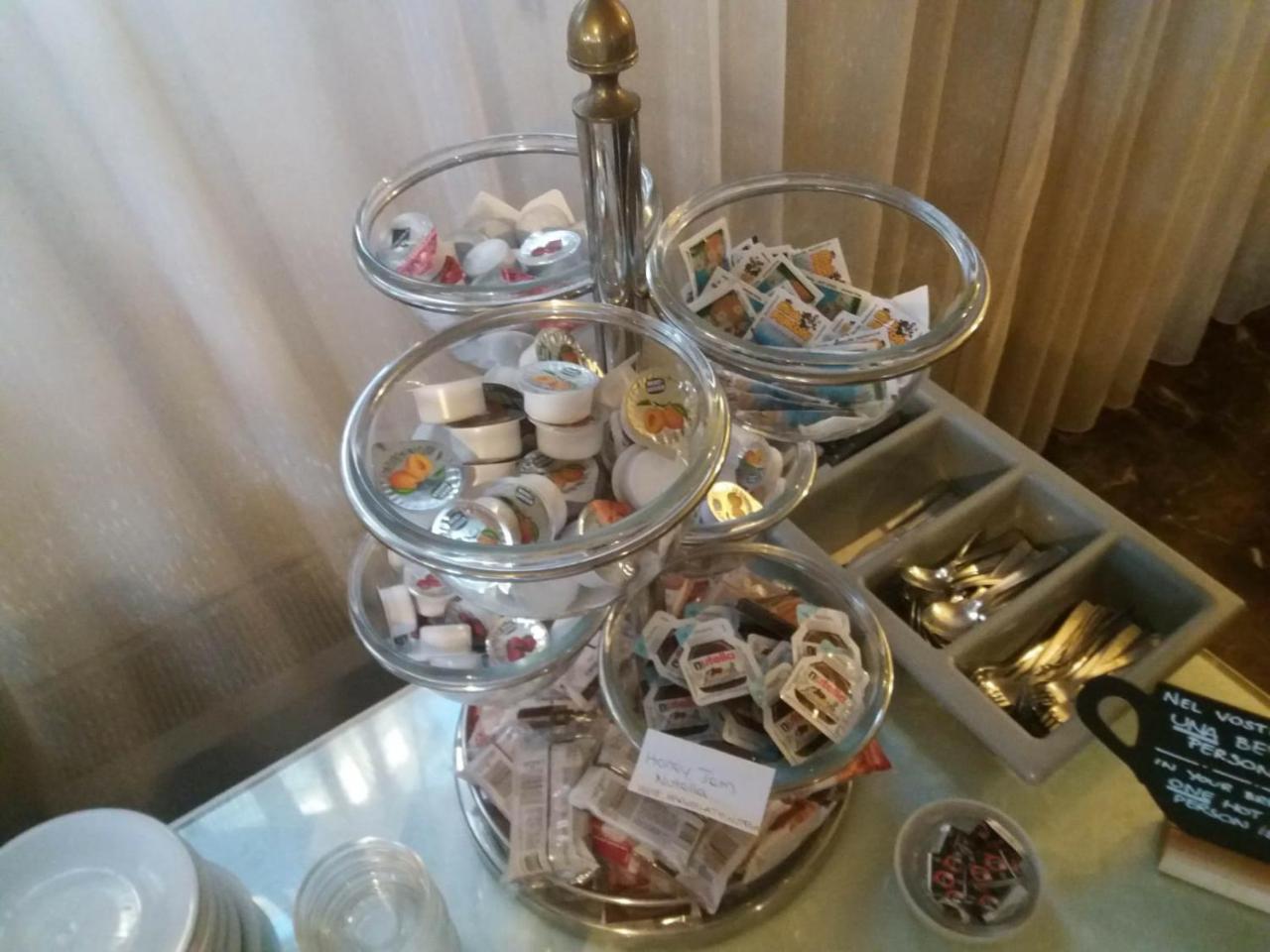 Columbus Urban Resort Φλωρεντία Εξωτερικό φωτογραφία A tiered serving stand with various teas