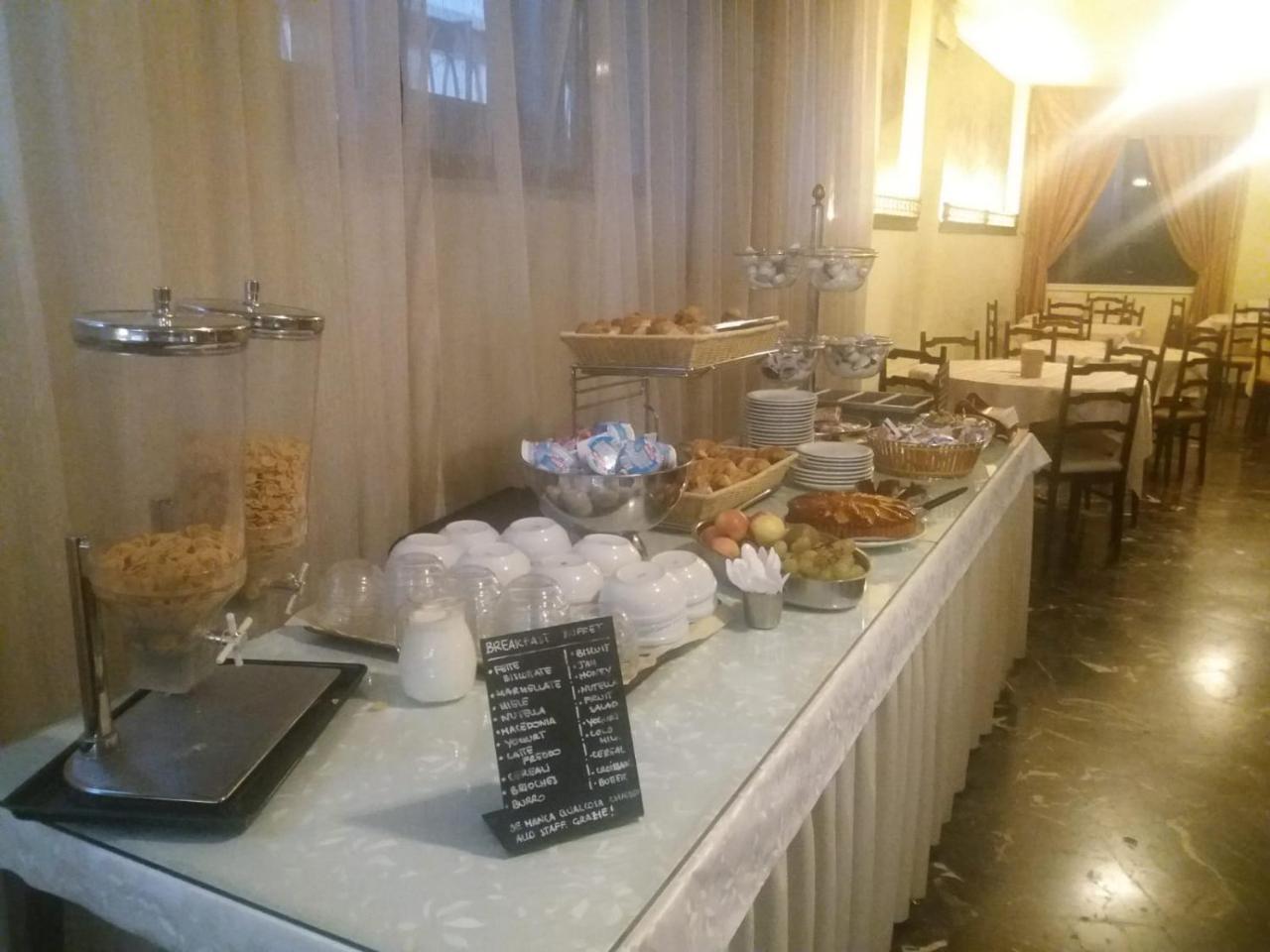 Columbus Urban Resort Φλωρεντία Εξωτερικό φωτογραφία A buffet at a hotel